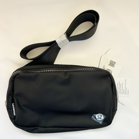 NEW Lululemon OG Black Everywhere Belt Bag - Picture 3 of 8